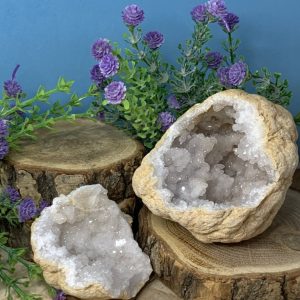 Geoda de Cuarzo natural mediana (conjunto completo de las dos mitades).