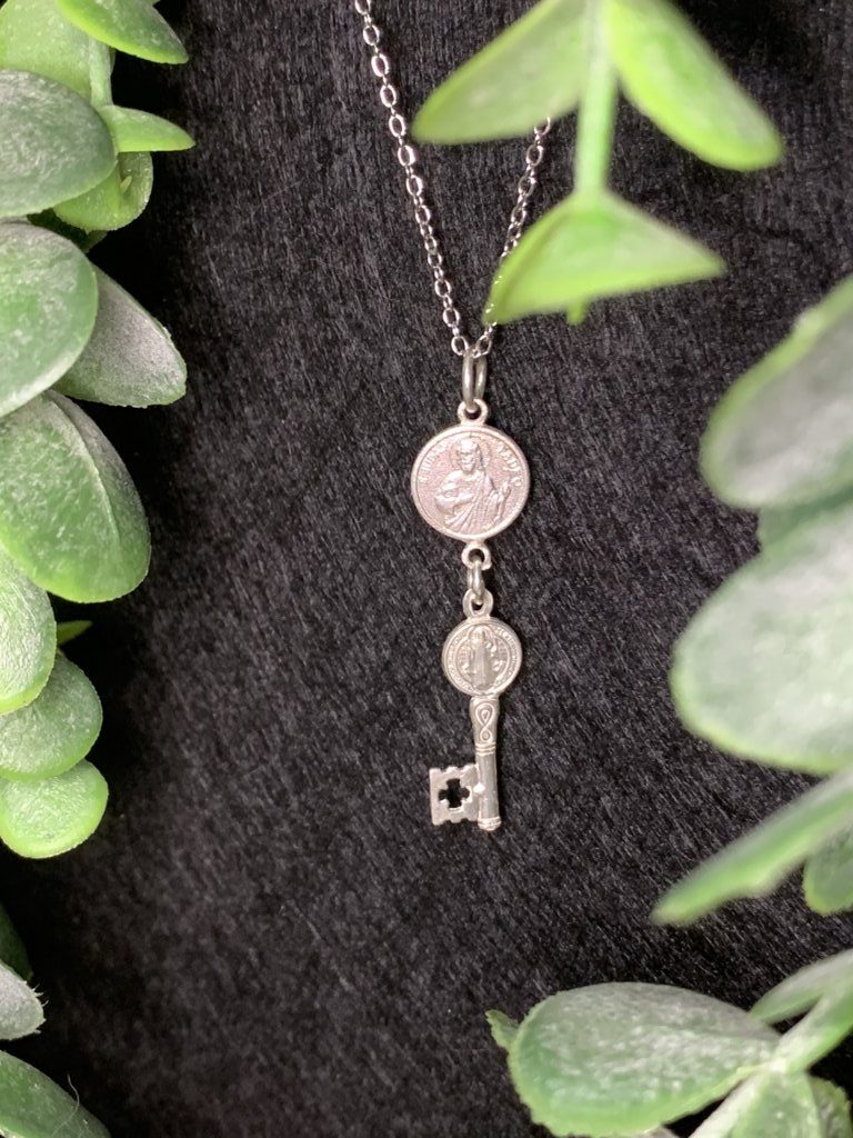 Colgante de Llave de San Judas Tadeo en Plata de Ley 925. - Imagen 3