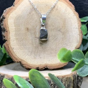 Colgante de Moldavita auténtica con bisel en Plata de Ley 925 (Peso: 1 a 1,9 g).