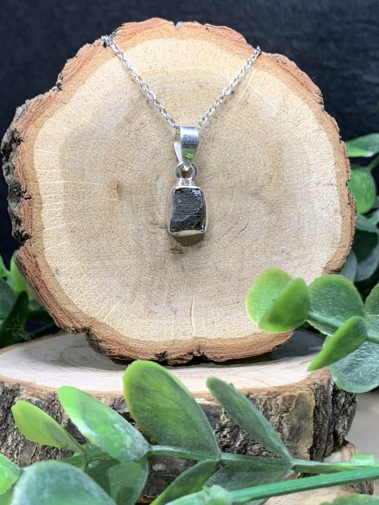 Colgante de Moldavita auténtica con bisel en Plata de Ley 925 (Peso: 1 a 1,9 g).