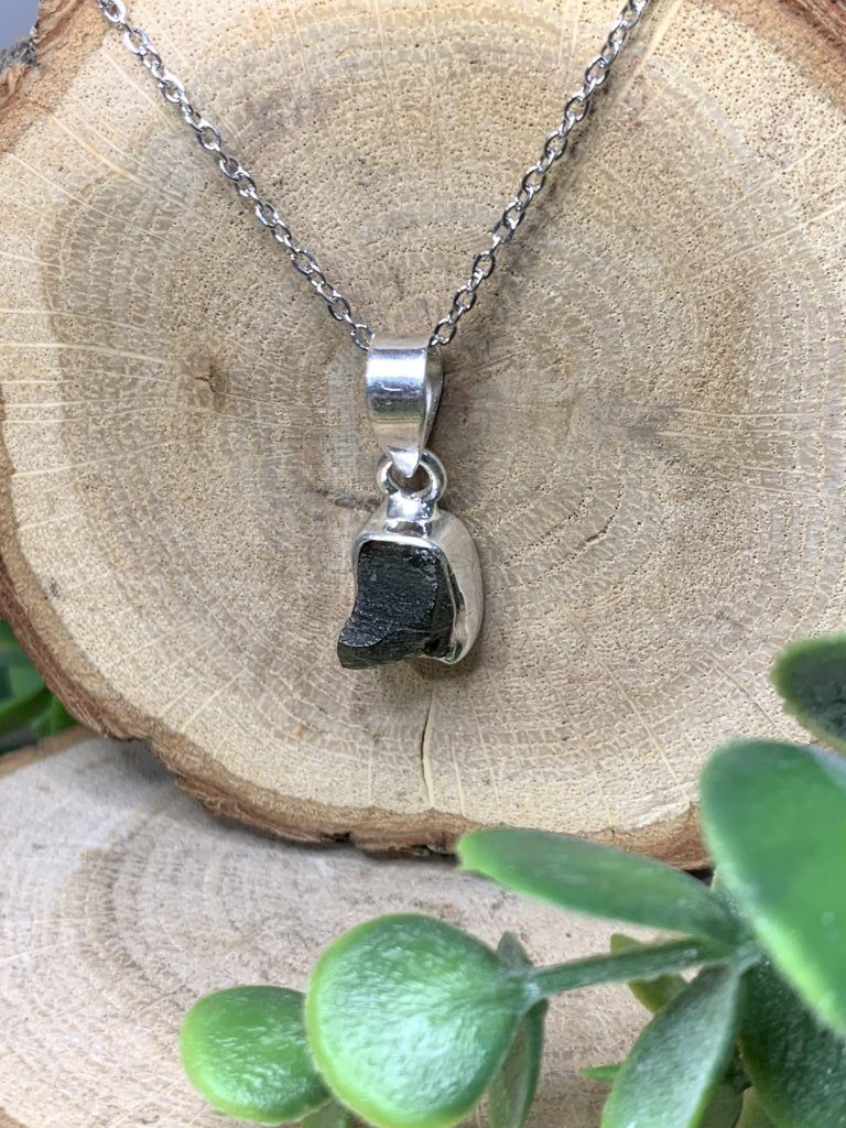 Colgante de Moldavita auténtica con bisel en Plata de Ley 925 (Peso: 1 a 1,9 g). - Imagen 2